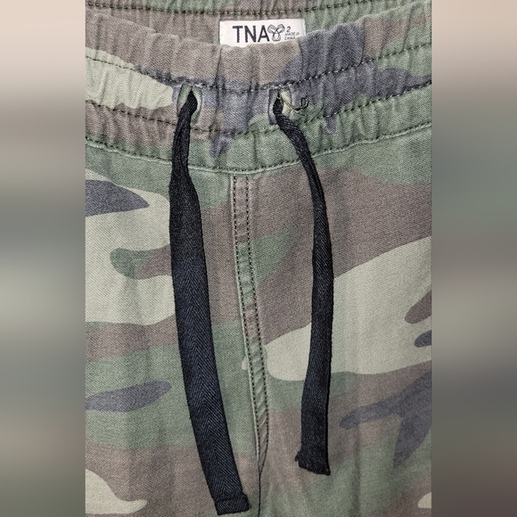 TNA ALIX green camo lightweight denim joggers size 2 zippered pockets faded look - Picture 4 of 6